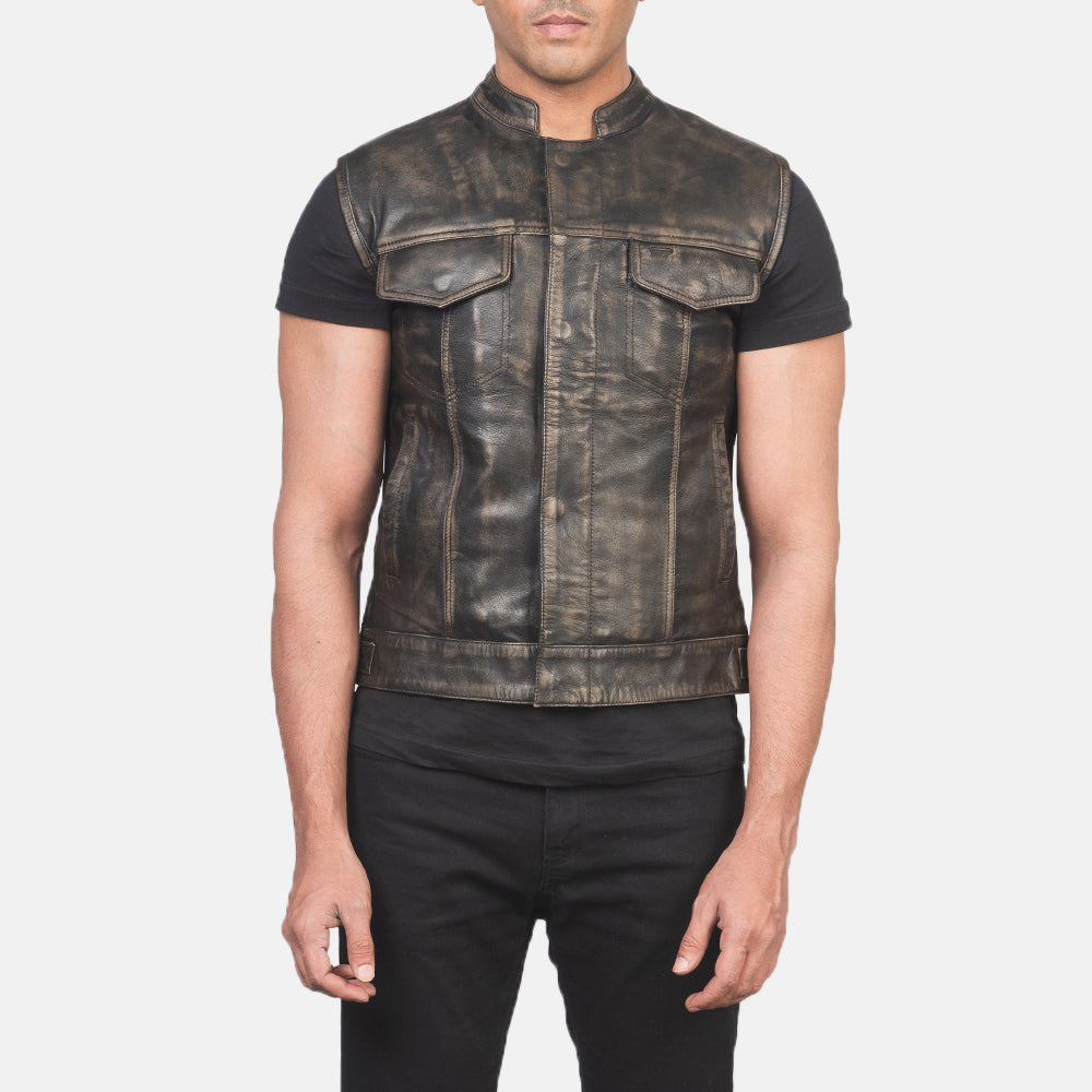 
클로즈업 상세 of Band & Zipper with Button Flap Hardware on Atlas Moto Distressed 브라운 가죽 조끼 남성용
