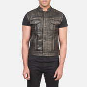 
클로즈업 상세 of Band & Zipper with Button Flap Hardware on Atlas Moto Distressed 브라운 가죽 조끼 남성용