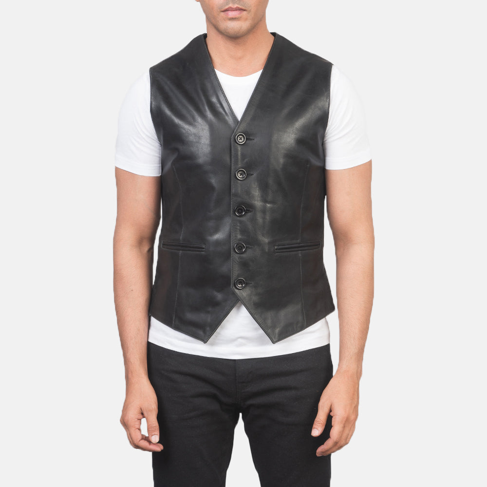 Close-Up Detail of Classic Collar &amp; 5 Button Hardware on Men's Auden 블랙 가죽 베스트 남성용