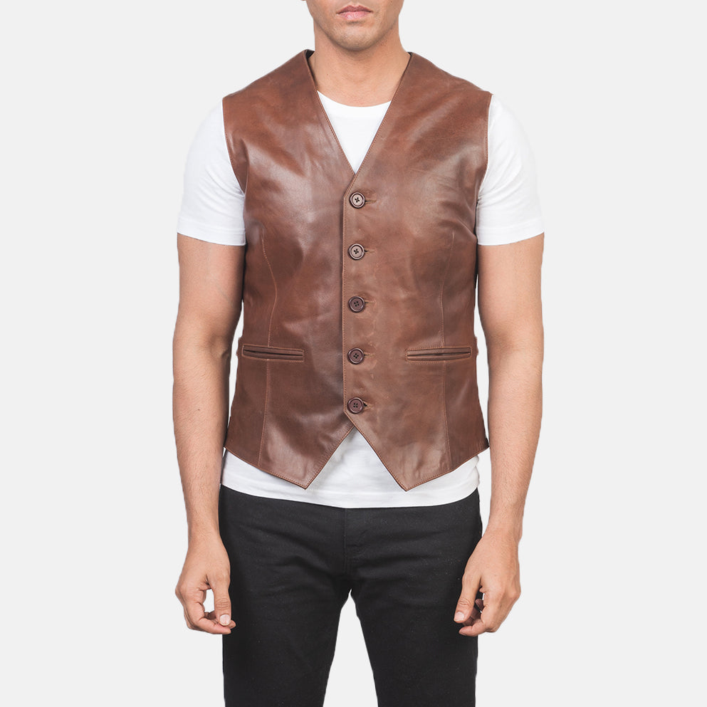 Close-Up Detail of Classic Collar &amp; 5 Button Hardware on Men's Auden 브라운 가죽 베스트 남성용