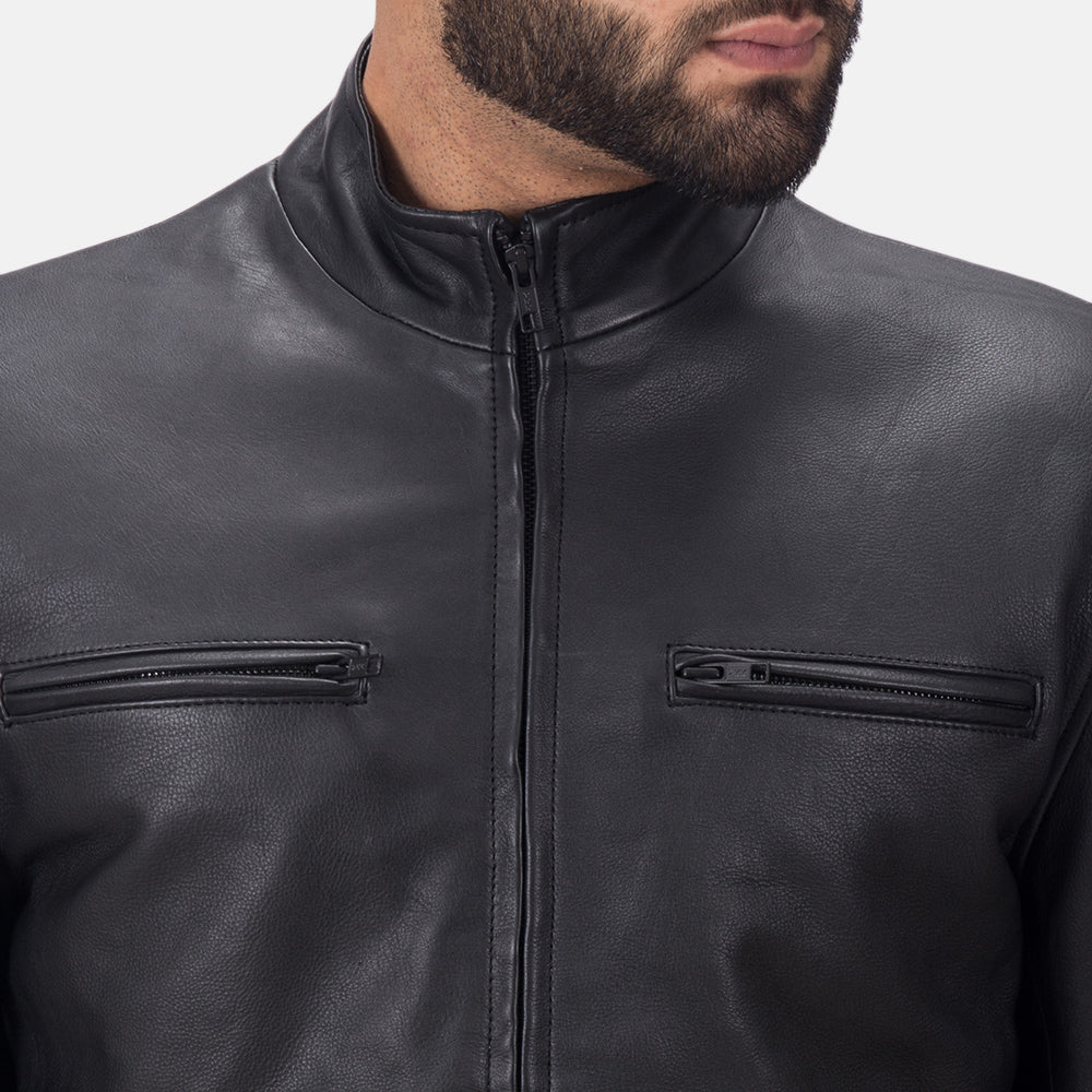 Close-Up Detail of High neck &amp; Zipper Hardware on Austere Matte 블랙 가죽 라이더 자켓 남성용