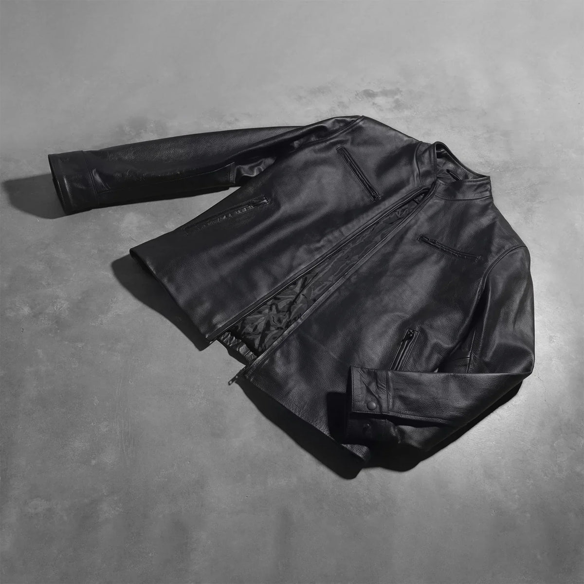 Button &amp; Hem Craftsmanship Construction Detail on Austere Matte 블랙 가죽 라이더 자켓 남성용