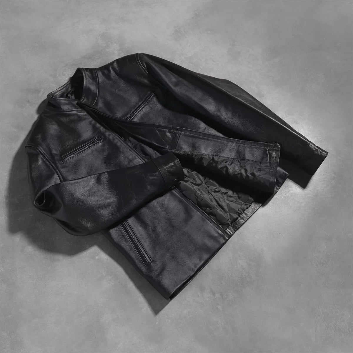 Styled Fit Perspective of Austere Matte 블랙 가죽 라이더 자켓 남성용 on Model - Natural Daylight Drape