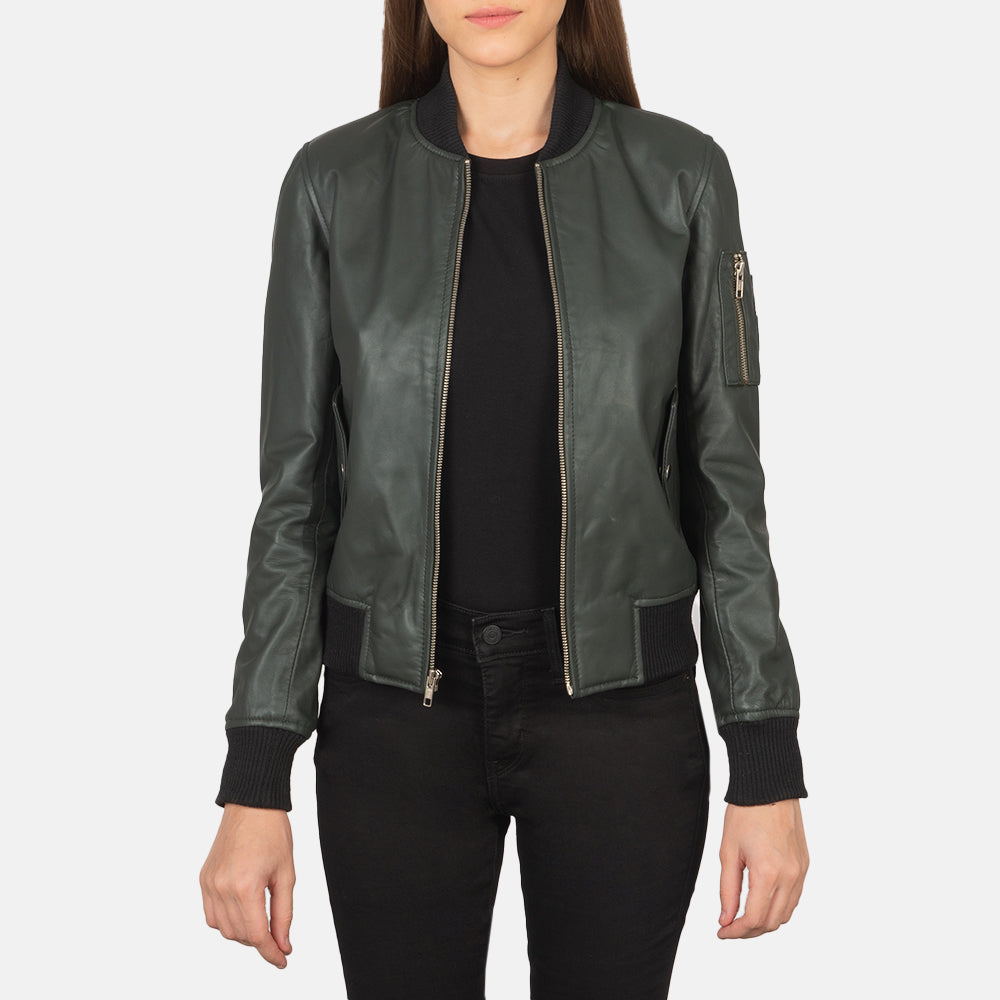 
Ava Ma-1 Green Leather Bomber Jacket in Green Sheepskin Leather - 정면 스타일 및 테일러드 실루엣 | 공식 온라인 스토어 구매