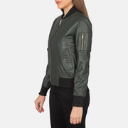 
Green Sheepskin Leather Bomber Jacket - 어깨 라인과 깔끔한 밑단이 돋보이는 뒷면 뷰