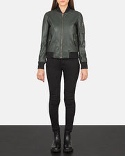 
Ava Ma-1 Green Leather Bomber Jacket - 입체 소매 커팅과 슬림 테이퍼드 핏을 보여주는 측면 뷰