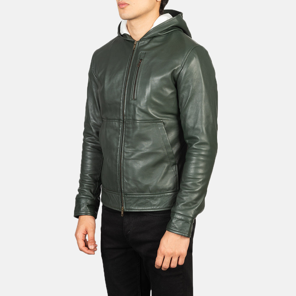 
착용 핏 뷰:  Baston Black Hooded Leather Bomber Jacket 모델 착용 (자연광 드레이프 핏)