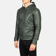 
착용 핏 뷰:  Baston Black Hooded Leather Bomber Jacket 모델 착용 (자연광 드레이프 핏)