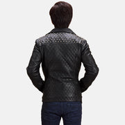 Close-Up Detail of Notch &amp; Zipper Hardware on Men's 블랙 Studded 가죽 라이더 자켓 남성용