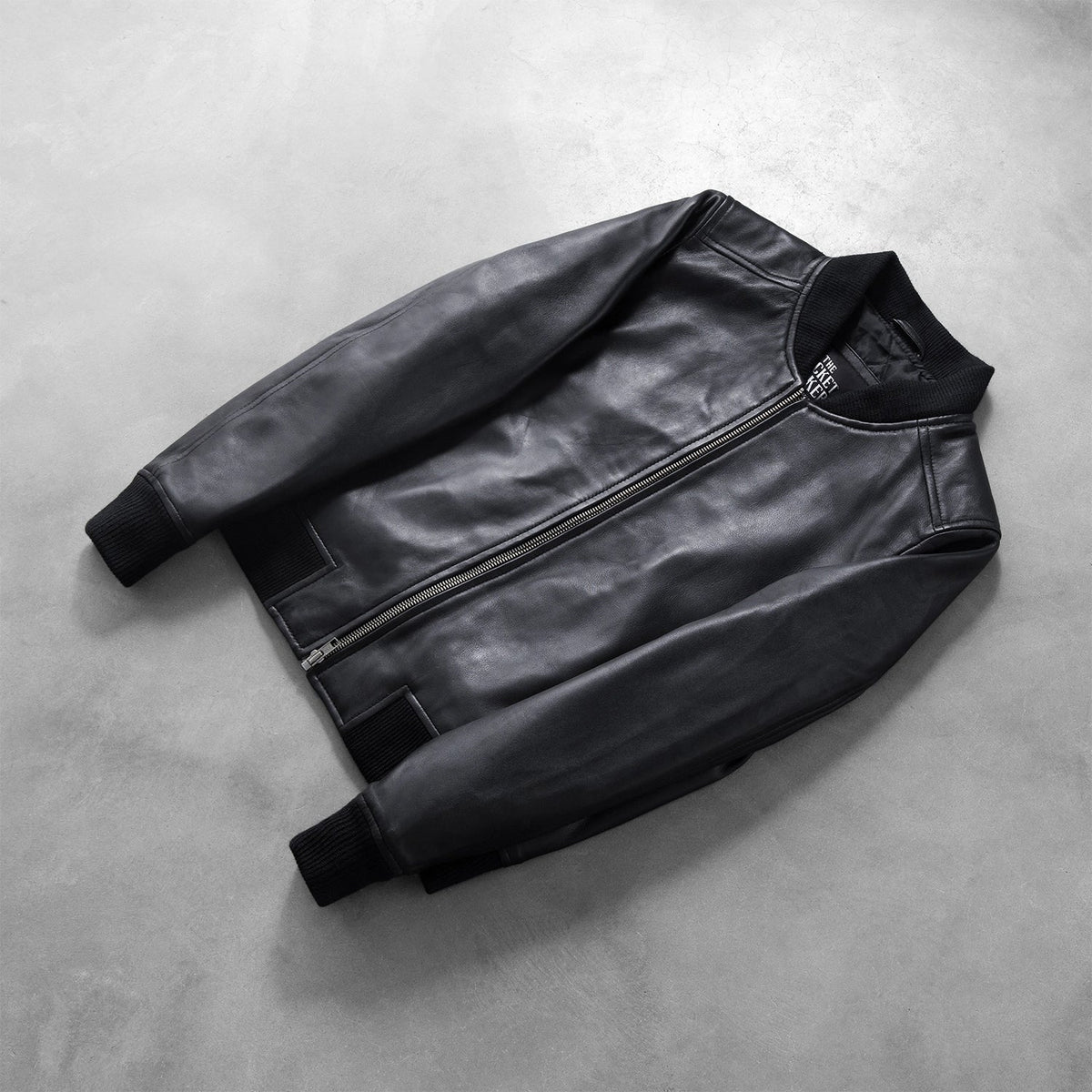 Rib Knit &amp; Hem Craftsmanship Construction Detail on Women's Bliss 블랙 가죽 봄버 자켓 여성용
