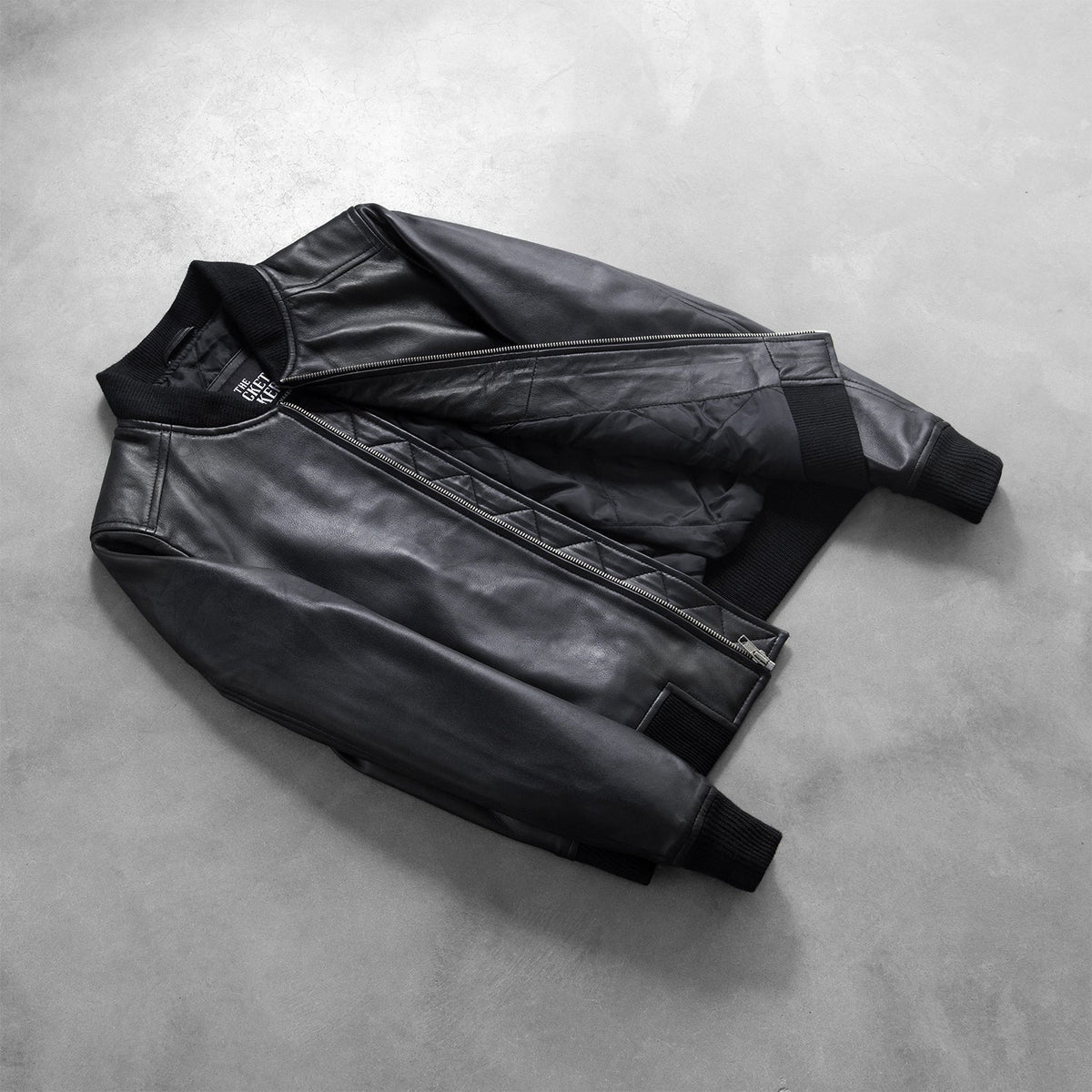 Styled Fit Perspective of Women's Bliss 블랙 가죽 봄버 자켓 여성용 on Model - Natural Daylight Drape