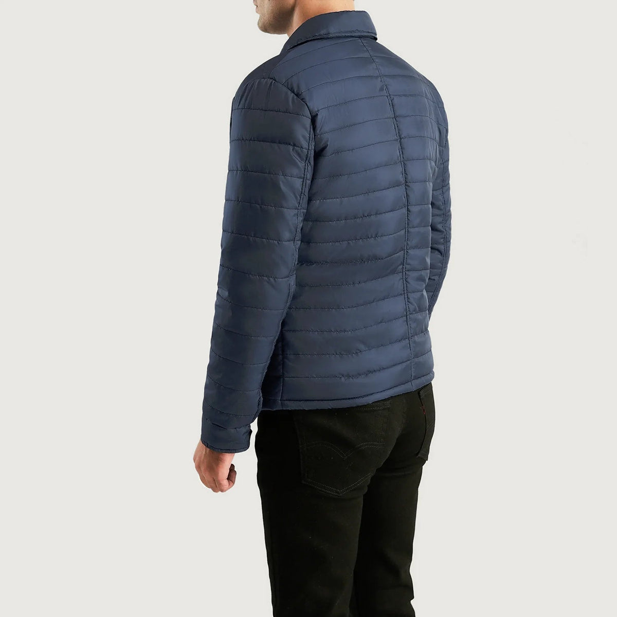 Close-Up Detail of High neck &amp; Button Hardware on Men's Bo Quilt Windbreaker 가죽 자켓 남성용