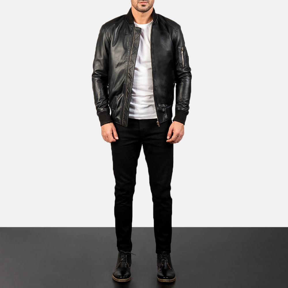 
Bomia Ma-1 Black Leather Bomber Jacket - 입체 소매 커팅과 슬림 테이퍼드 핏을 보여주는 측면 뷰