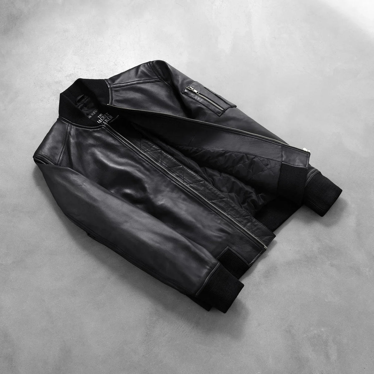 
착용 핏 뷰:  Bomia Ma-1 Black Leather Bomber Jacket 모델 착용 (자연광 드레이프 핏)