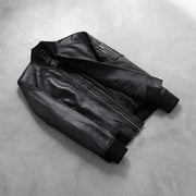 
착용 핏 뷰:  Bomia Ma-1 Black Leather Bomber Jacket 모델 착용 (자연광 드레이프 핏)