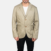 Close-Up Detail of Notch &amp; Button Hardware on Borges Beige 가죽 테일러드 블레이저 남성용