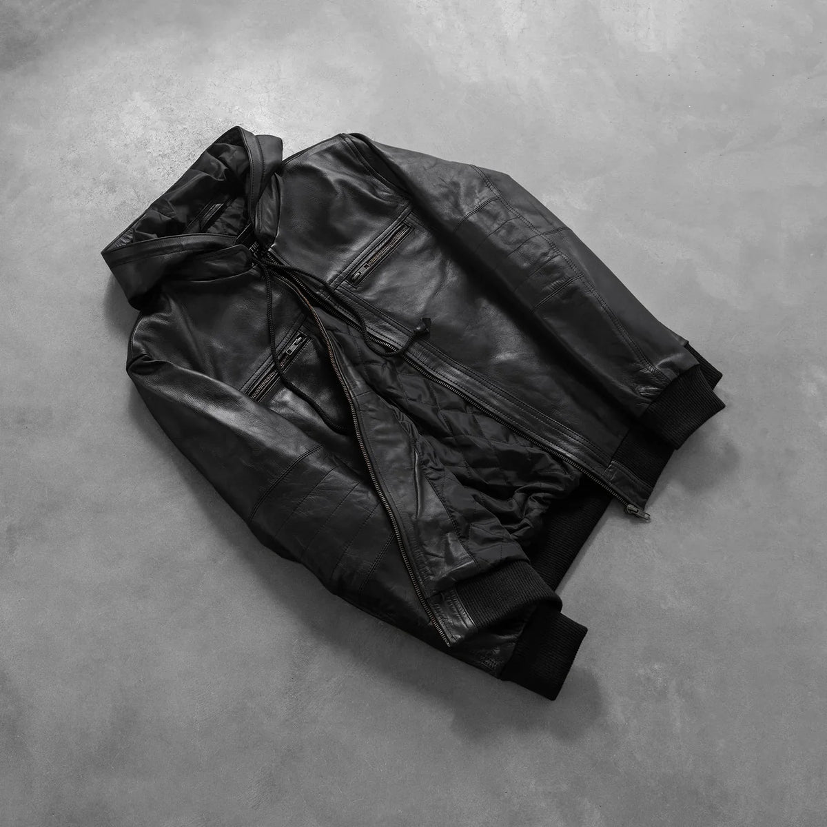 
착용 핏 뷰:  Bouncer Biz Black Leather Hooded Bomber Jacket 모델 착용 (자연광 드레이프 핏)