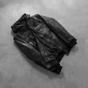 
착용 핏 뷰:  Bouncer Biz Black Leather Hooded Bomber Jacket 모델 착용 (자연광 드레이프 핏)