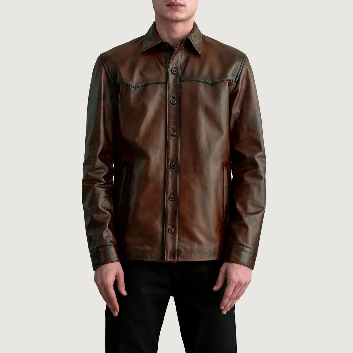 
Bronco Distressed 브라운 Leather Shirt 남성용 - 입체 소매 커팅과 슬림 테이퍼드 핏을 보여주는 측면 뷰
