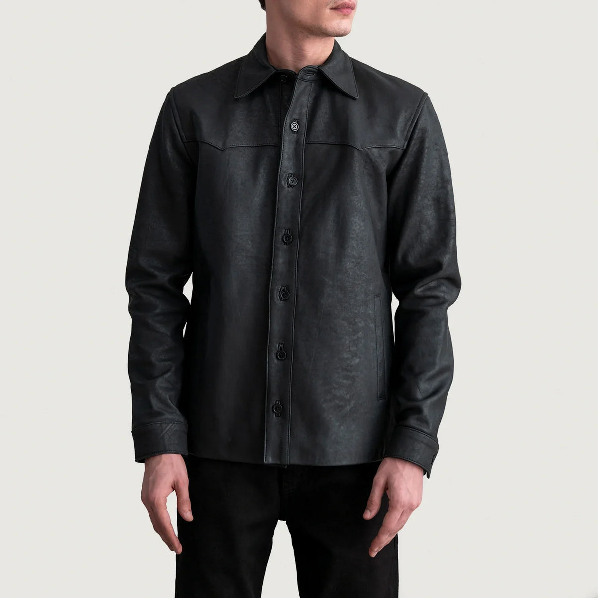 
Bronco Tumbled 블랙 Leather Shirt 남성용 - 입체 소매 커팅과 슬림 테이퍼드 핏을 보여주는 측면 뷰