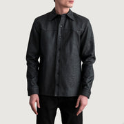 
Bronco Tumbled 블랙 Leather Shirt 남성용 - 입체 소매 커팅과 슬림 테이퍼드 핏을 보여주는 측면 뷰