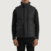 Close-Up Detail of Classic Collar &amp; Zipper With Placket Hardware on Bryan 블랙 Puffer Vest 남성용