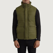 Close-Up Detail of Classic Collar &amp; Zipper With Placket Hardware on Bryan Green Puffer Vest 남성용