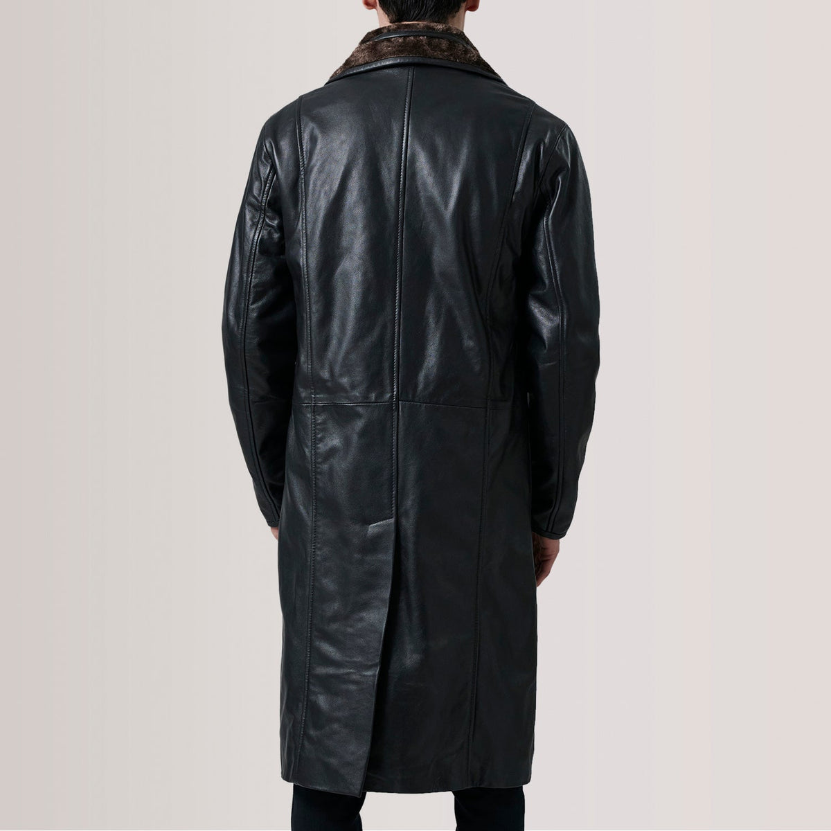 Close-Up Detail of Notch &amp; Button Hardware on Cai 블랙 Leather Shearling 가죽 롱 코트 남성용 For Men