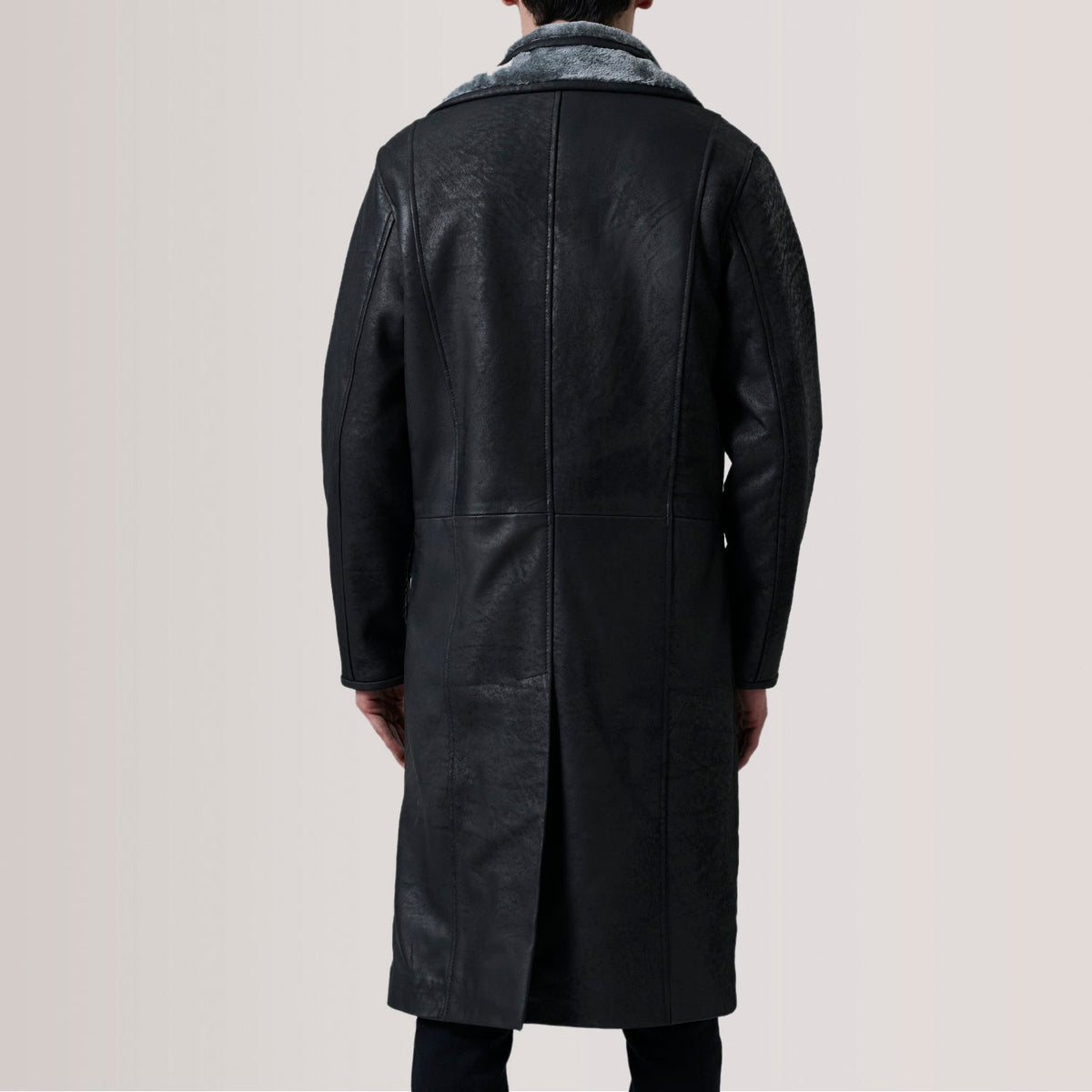 Close-Up Detail of Notch &amp; Button Hardware on Cai Distressed 블랙 Leather Shearling 가죽 롱 코트 남성용 For Men