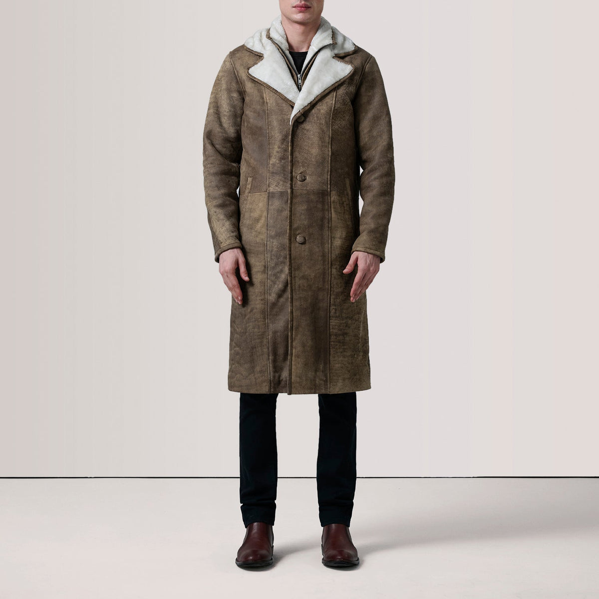 Distressed Brown Sheepskin Snuffed Aviator Jacket - 어깨 라인과 깔끔한 밑단이 돋보이는 뒷면 뷰