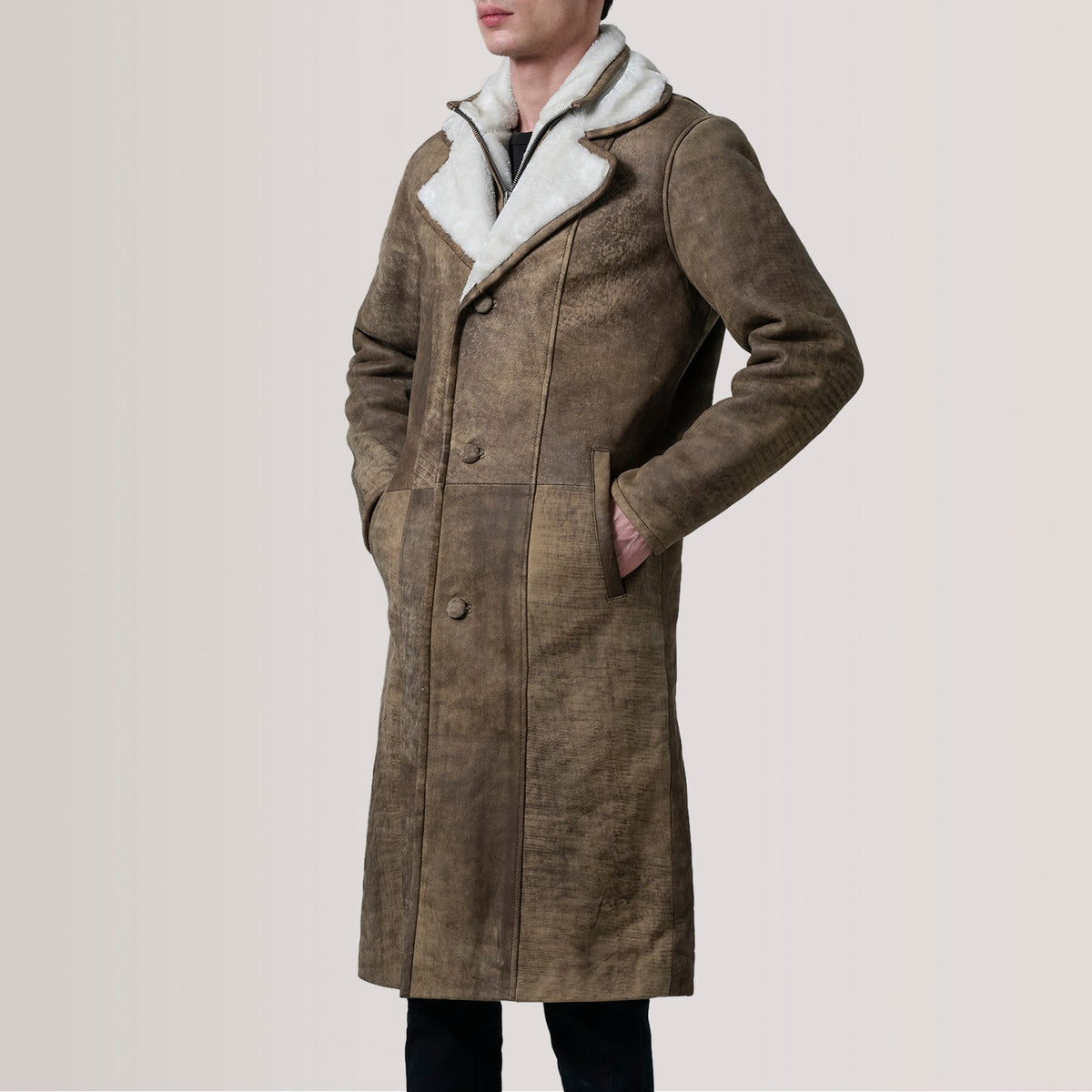 Cai Distressed Brown Leather Shearling Coat For Men - 입체 소매 커팅과 슬림 테이퍼드 핏을 보여주는 측면 뷰