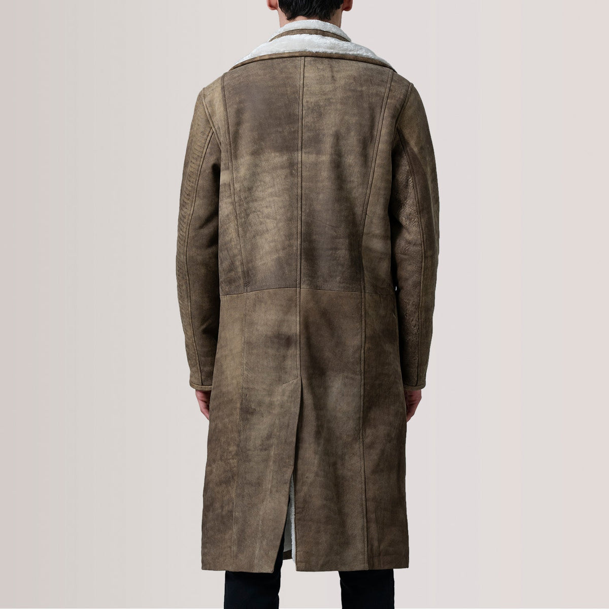 Close-Up Detail of Notch &amp; Button Hardware on Cai Distressed 브라운 Leather Shearling 가죽 롱 코트 남성용 For Men