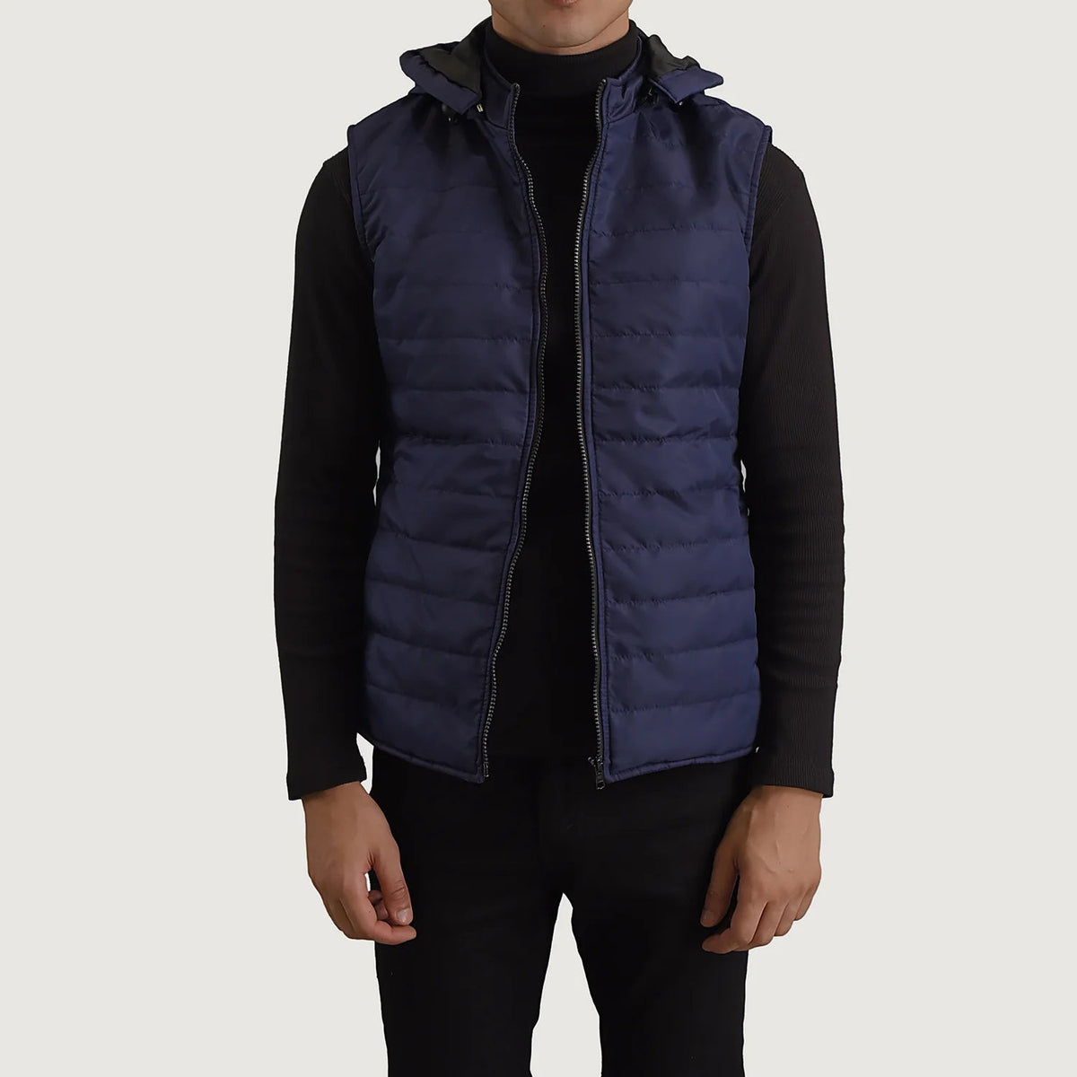 
Carlo 블루 후드 패딩 베스트 남성용 in Blue Full-Grain Leather - 정면 스타일 및 테일러드 실루엣 | 공식 온라인 스토어 구매