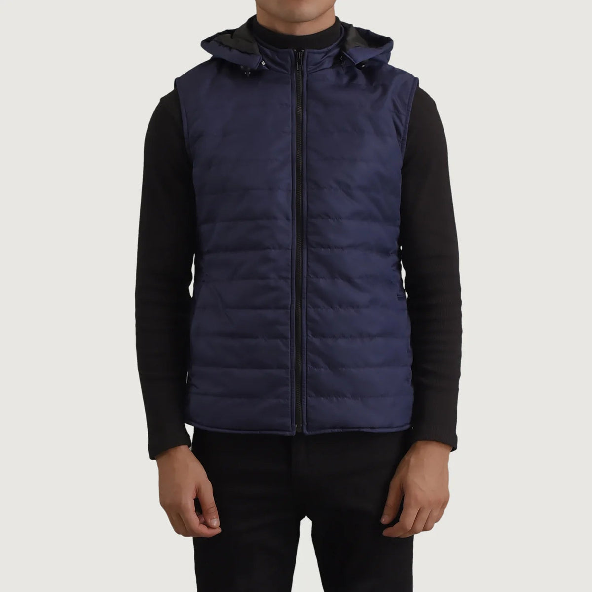 
클로즈업 상세 of Classic Collar & Zipper Hardware on Carlo 블루 후드 패딩 베스트 남성용