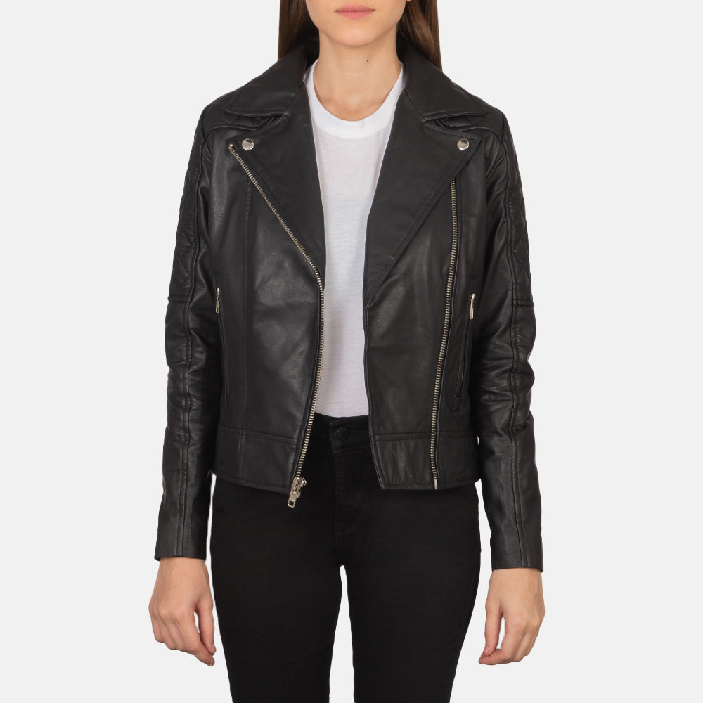 
Carolyn Quilted Black Biker Jacket in Black Goatskin Leather - 정면 스타일 및 테일러드 실루엣 | 공식 온라인 스토어 구매