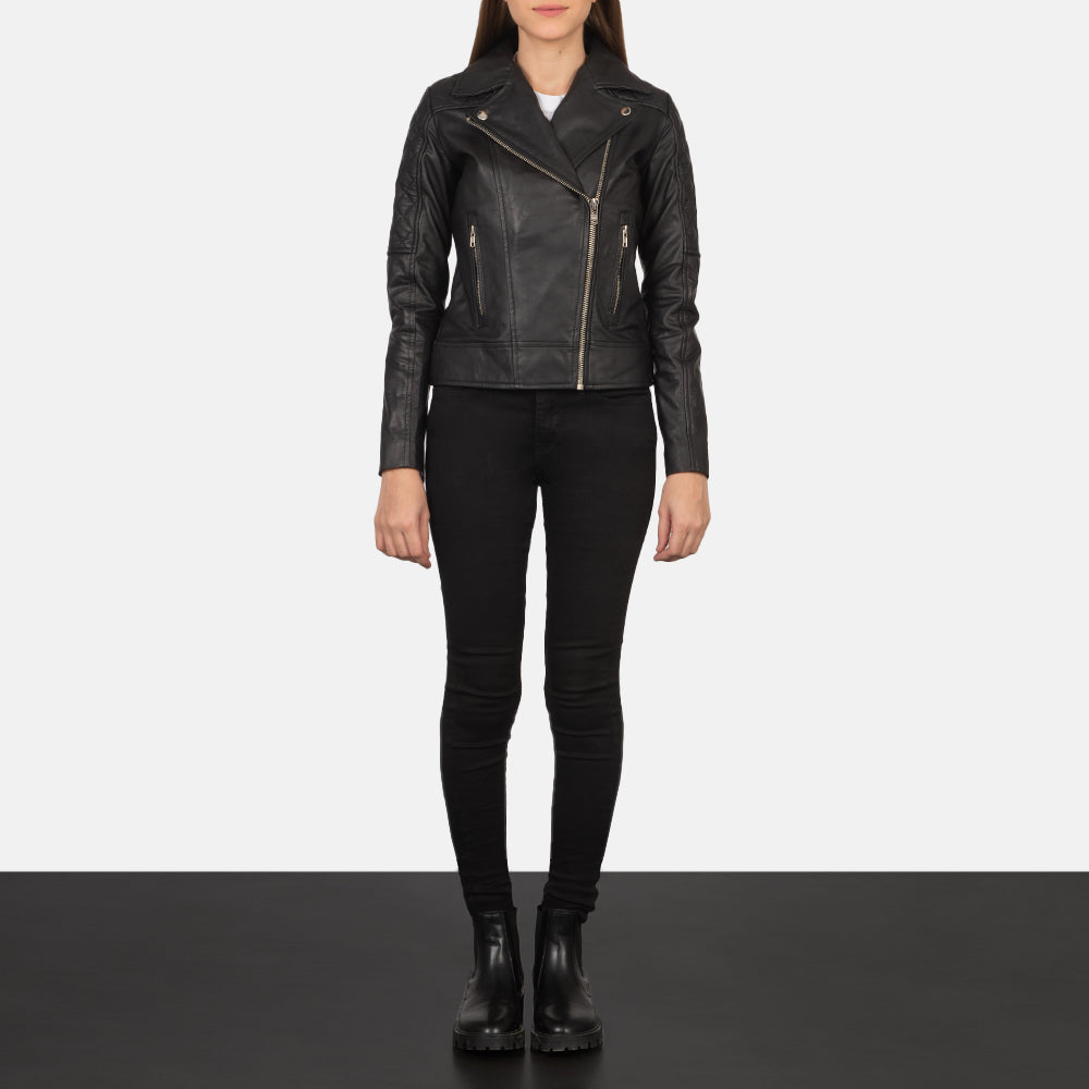 
Carolyn Quilted Black Biker Jacket - 입체 소매 커팅과 슬림 테이퍼드 핏을 보여주는 측면 뷰