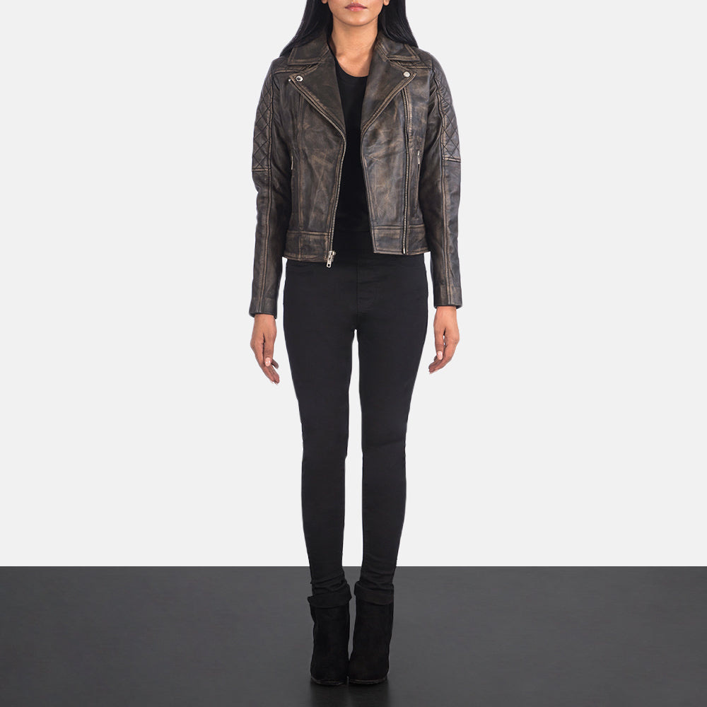 
Carolyn Quilted Distressed Brown Biker Jacket - 입체 소매 커팅과 슬림 테이퍼드 핏을 보여주는 측면 뷰