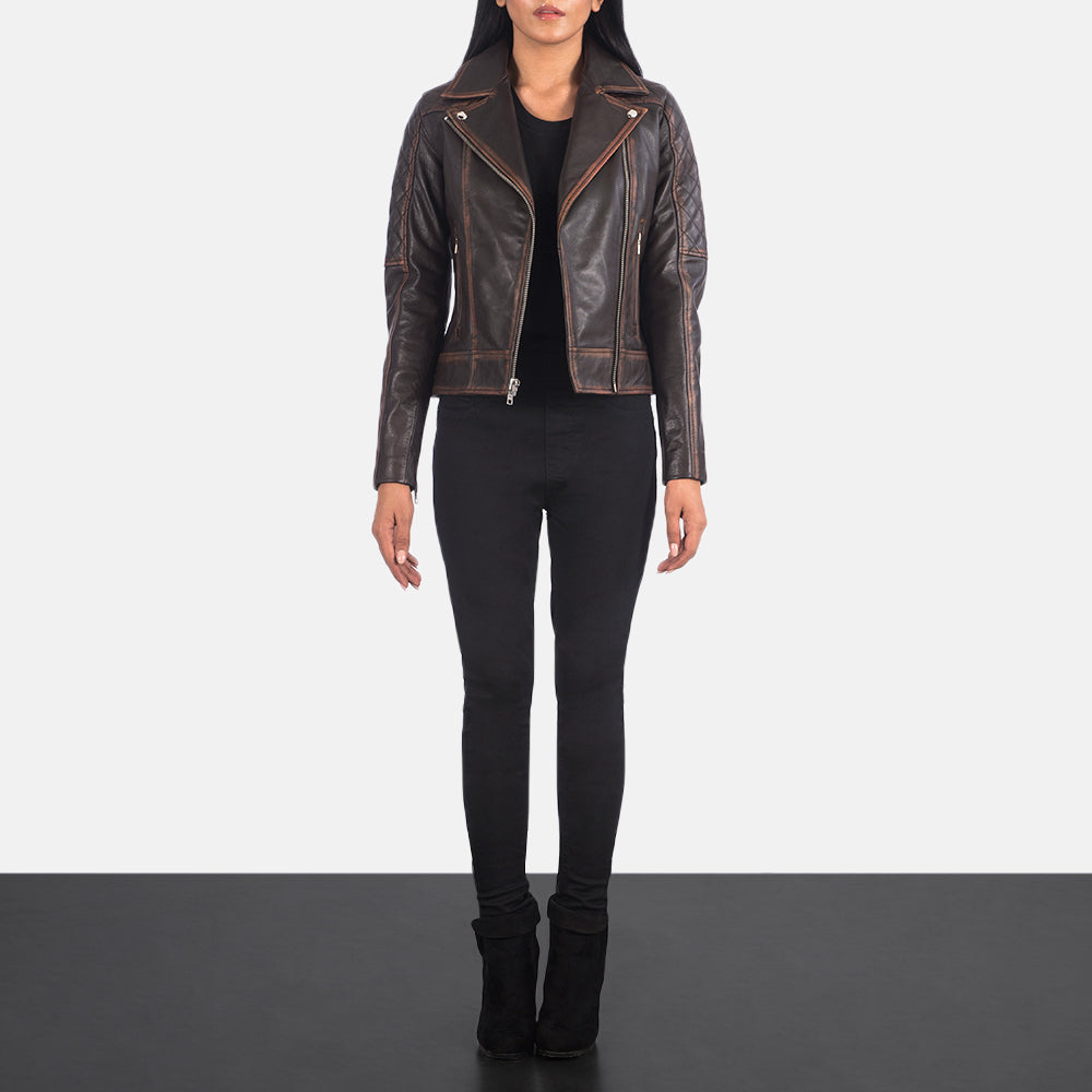 
Carolyn Quilted Vintage Brown Biker Jacket - 입체 소매 커팅과 슬림 테이퍼드 핏을 보여주는 측면 뷰