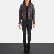 
Carolyn Quilted Vintage Brown Biker Jacket - 입체 소매 커팅과 슬림 테이퍼드 핏을 보여주는 측면 뷰