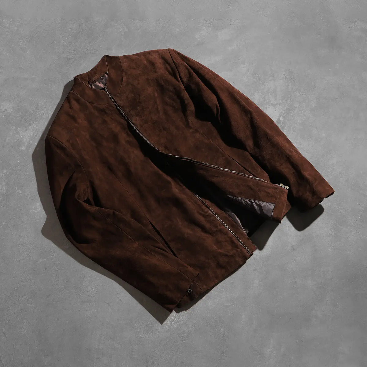 Zipper &amp; Hem Craftsmanship Construction Detail on Men's Charcoal Mocha Suede 가죽 라이더 자켓 남성용