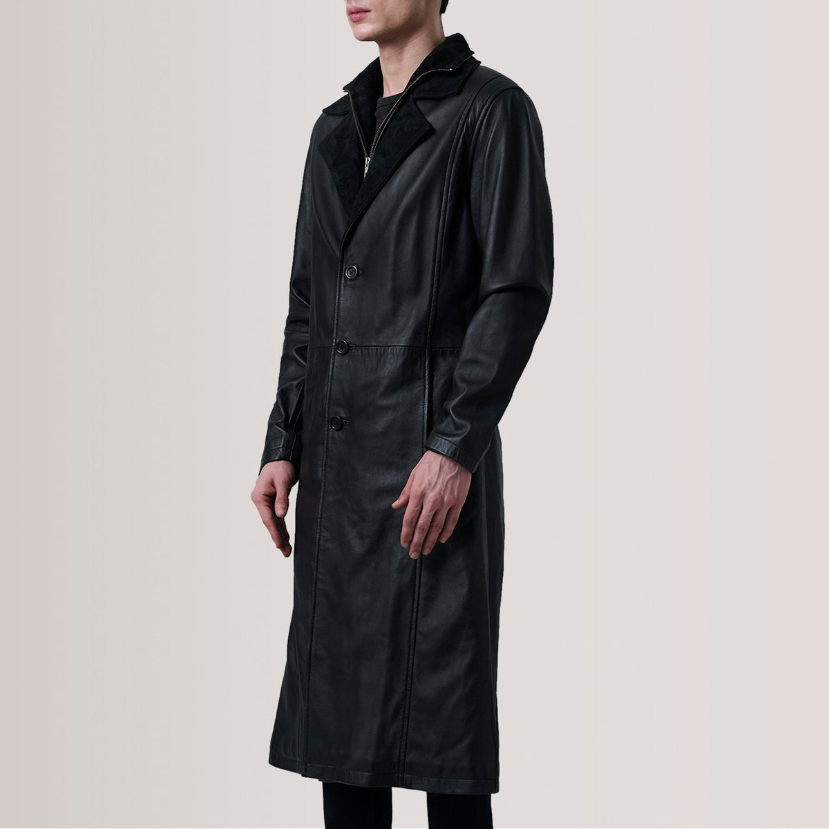 Charlton 블랙 Leather Single Breasted 가죽 롱 코트 남성용 For Men - Lateral Side Profile View Showing Sleeve Cut &amp; Athletic Taper Fit