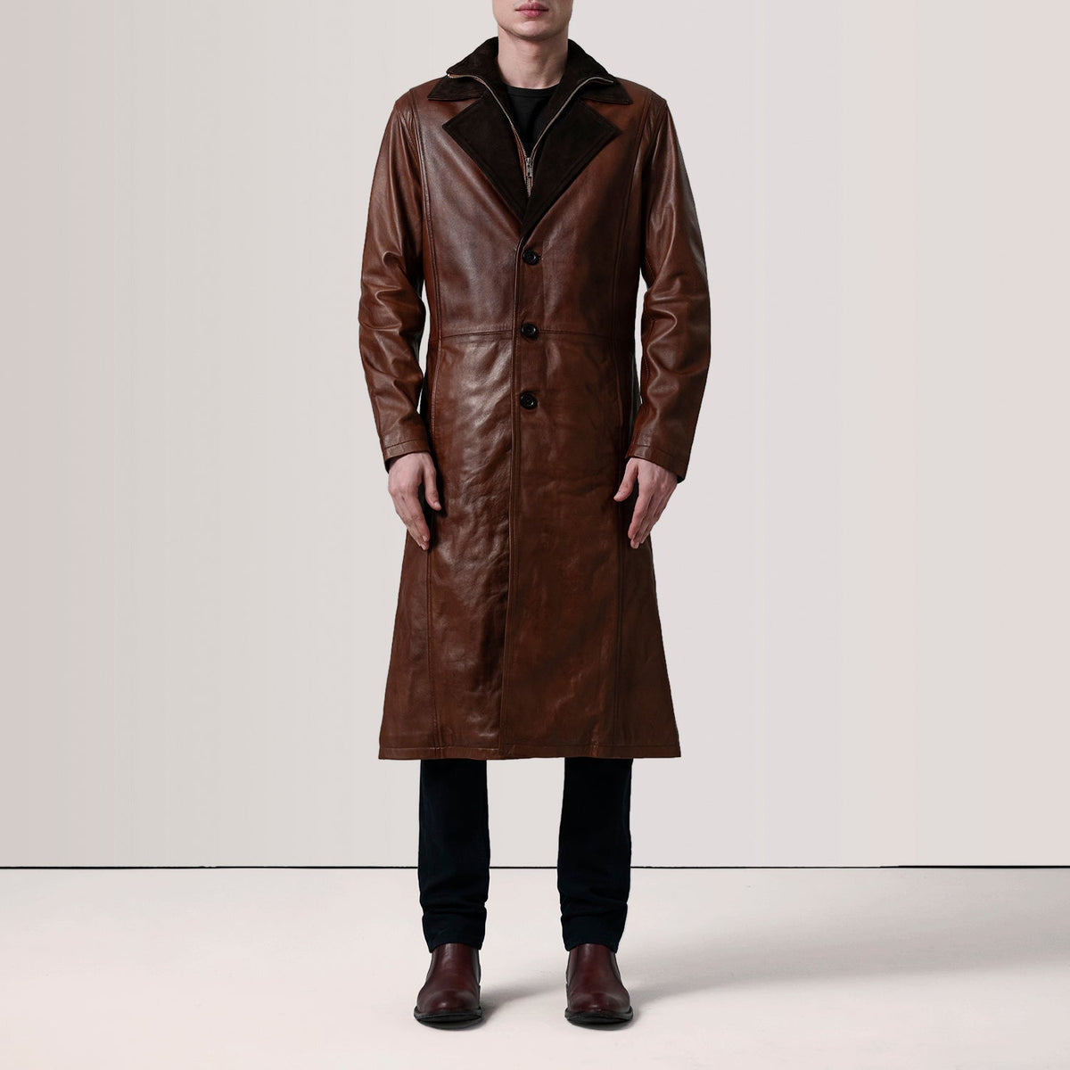 
Distressed Brown Sheepskin Burnished Leather Coat - 어깨 라인과 깔끔한 밑단이 돋보이는 뒷면 뷰