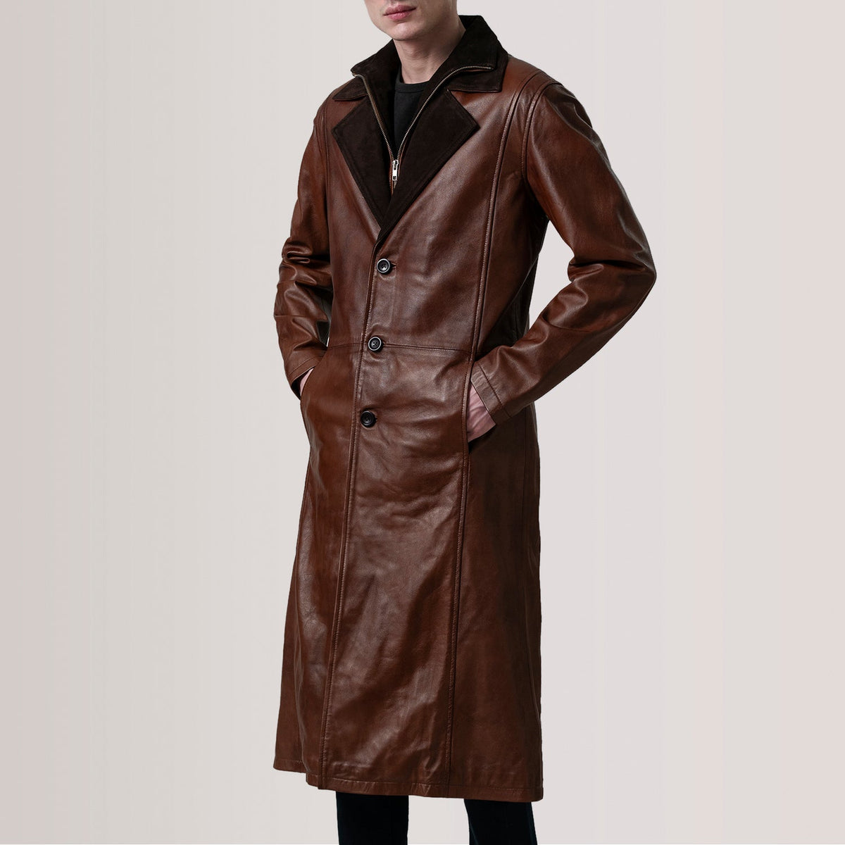 
Charlton Waxed 브라운 Leather Single Breasted 가죽 코트 남성용 For Men - 입체 소매 커팅과 슬림 테이퍼드 핏을 보여주는 측면 뷰