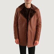 Close-Up Detail of Shirt &amp; Button Hardware on Men's Cinnamon 브라운 Leather Fur 가죽 롱 코트 남성용
