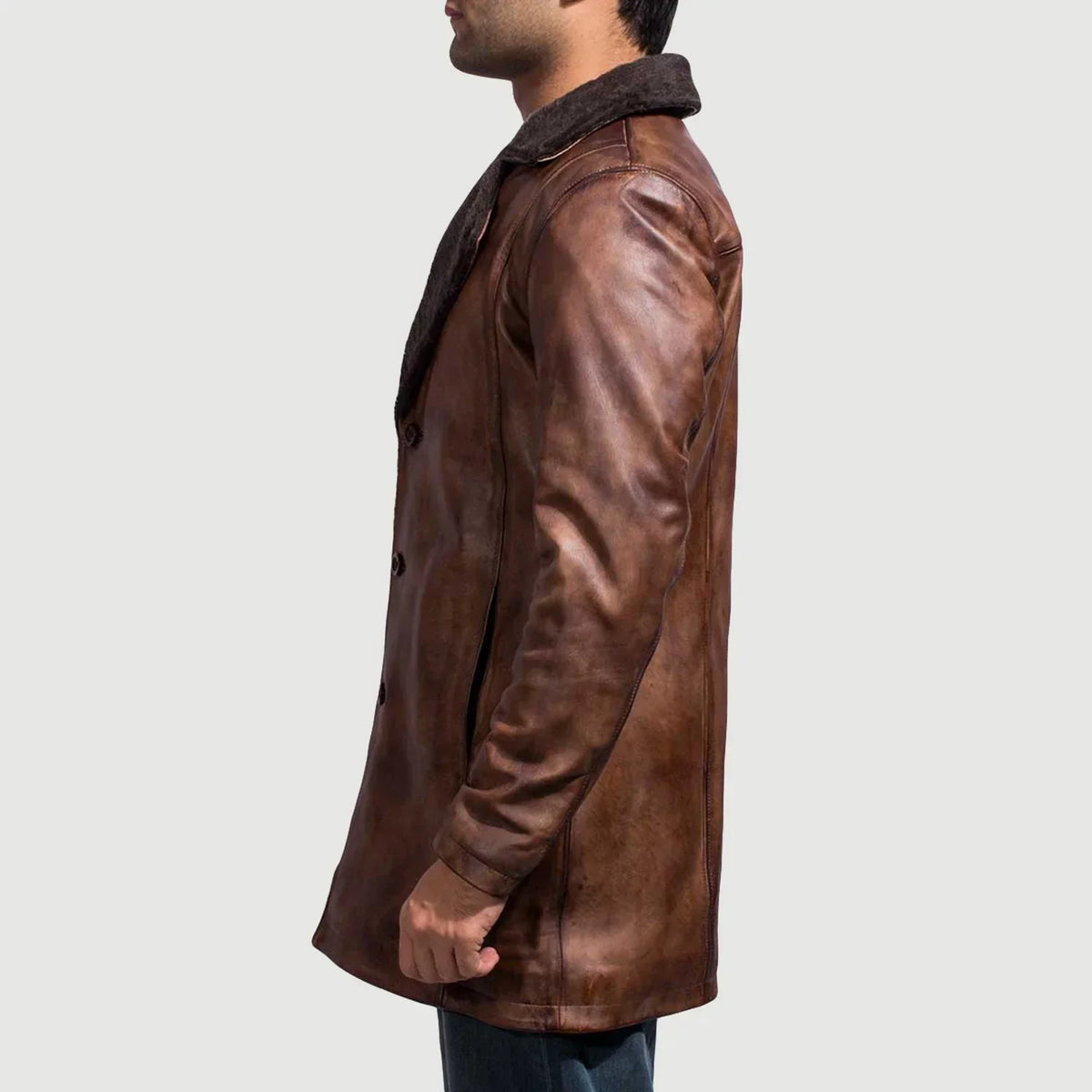 Close-Up Detail of Notch &amp; Button Hardware on Men's Cinnamon Distressed Leather Fur 가죽 롱 코트 남성용