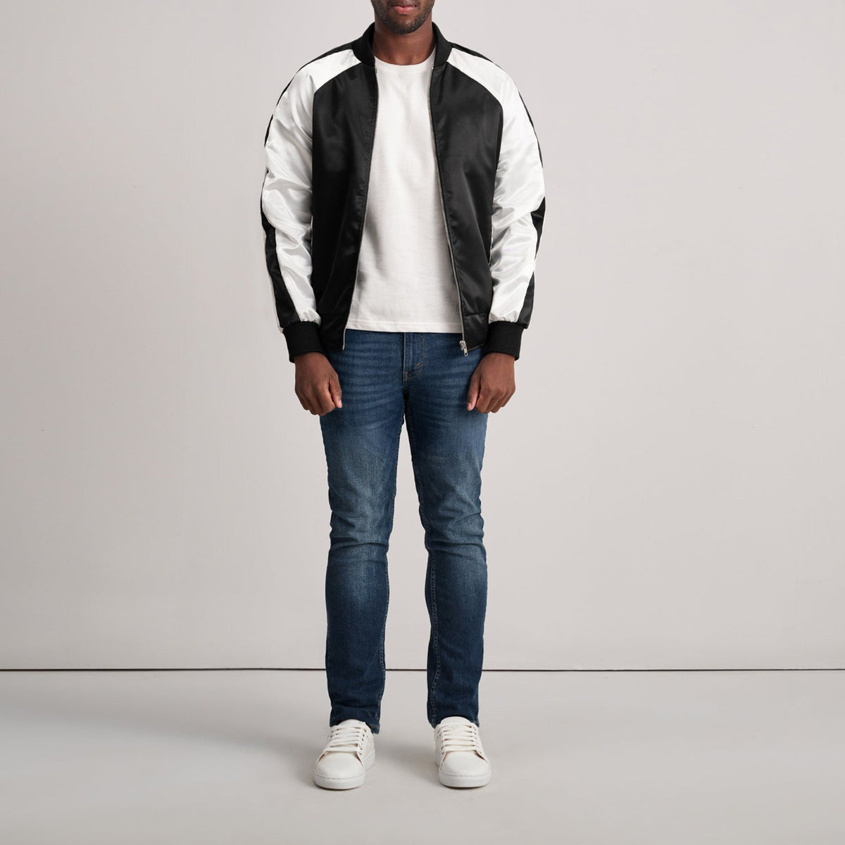 
클로즈업 상세 of Varsity & Zipper Hardware on Clarke 블랙 Varsity 가죽 자켓 남성용