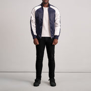 Close-Up Detail of Varsity &amp; Zipper Hardware on Clarke Blue Varsity 가죽 자켓 남성용