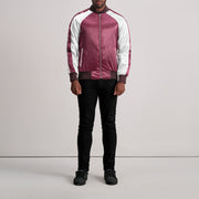 Close-Up Detail of Varsity &amp; Zipper Hardware on Clarke Maroon Varsity 가죽 자켓 남성용