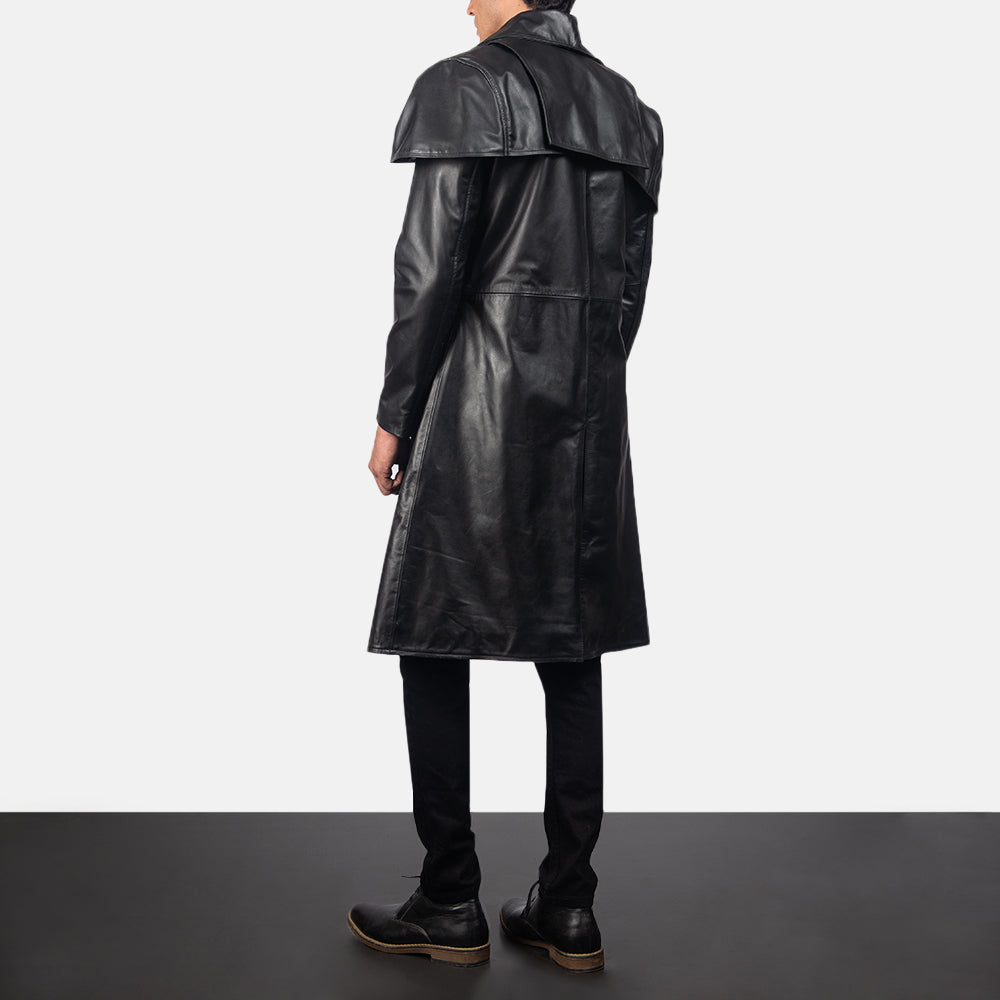 
Classic 블랙 Leather Duster 남성용 - 입체 소매 커팅과 슬림 테이퍼드 핏을 보여주는 측면 뷰