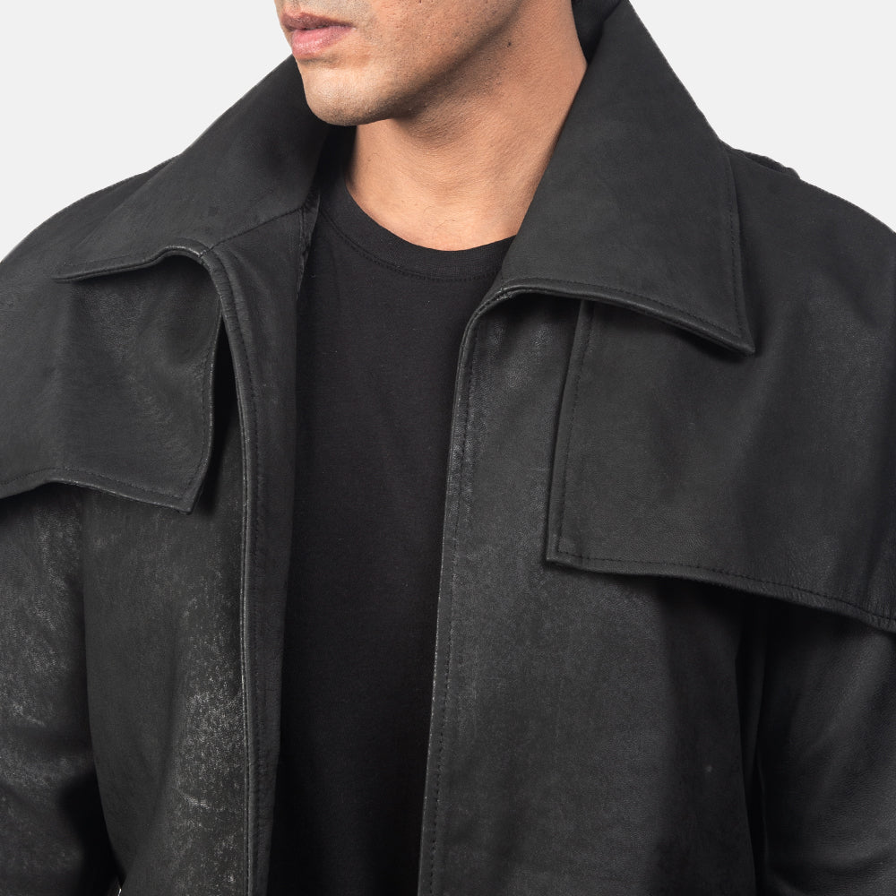 Close-Up Detail of Classic Collar &amp; Heavy-Duty Zipper Hardware on Men's Classic Distressed 블랙 Leather Duster 남성용